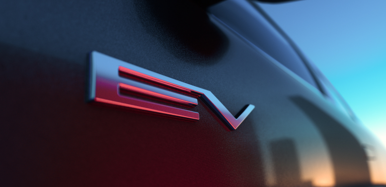 Detailaufnahme des EV-Badge am Heck des Eclipse Cross.