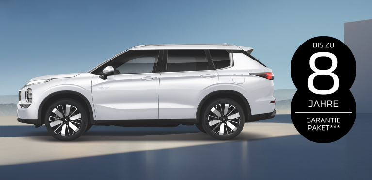 Seitenansicht des parkenden Outlander mit Garantielogo im Bild