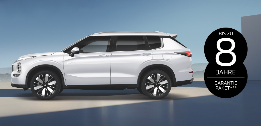 Seitenansicht des parkenden Outlander mit Garantielogo im Bild