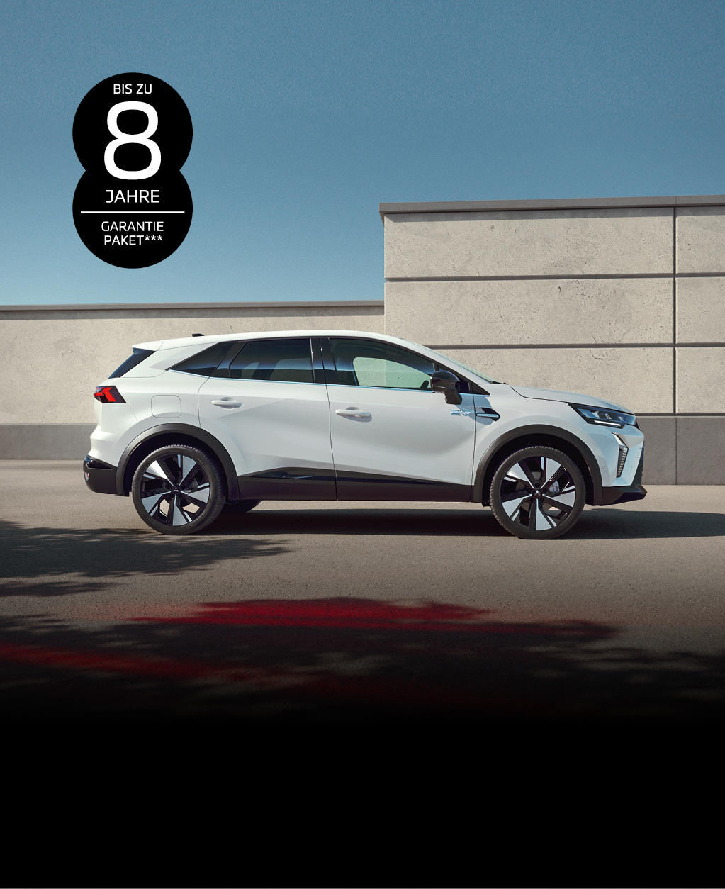 parkender Grandis vor modernem Betonhintergrund