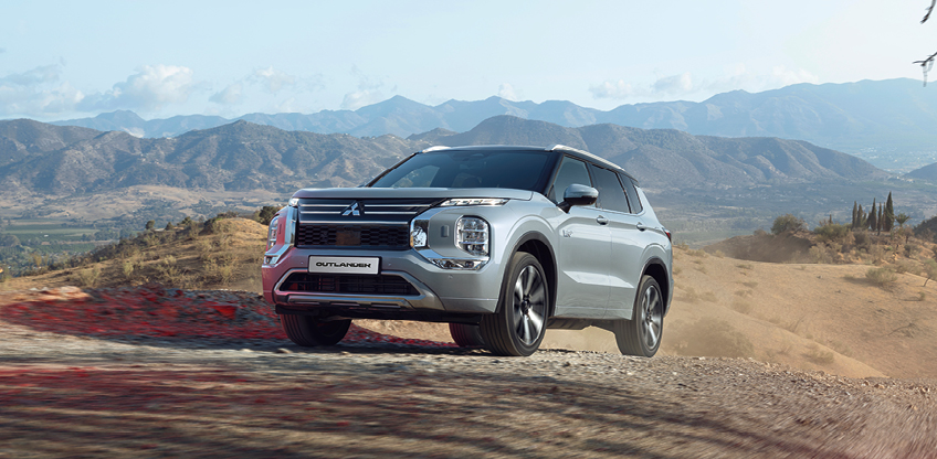 fahrender Outlander in steinigem Gelände