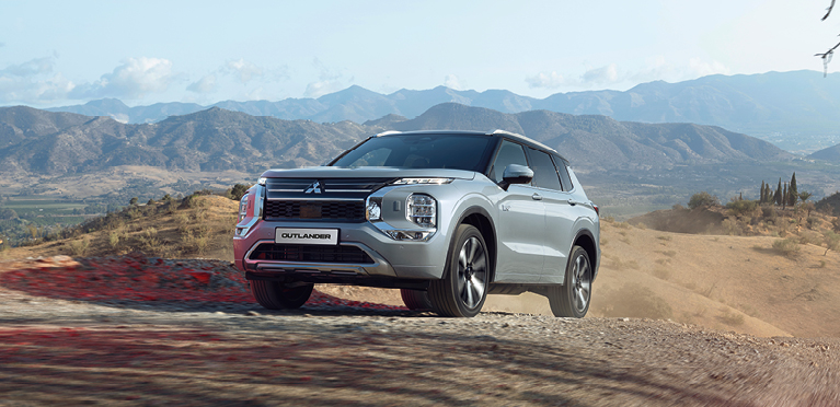 fahrender Outlander in steinigem Gelände