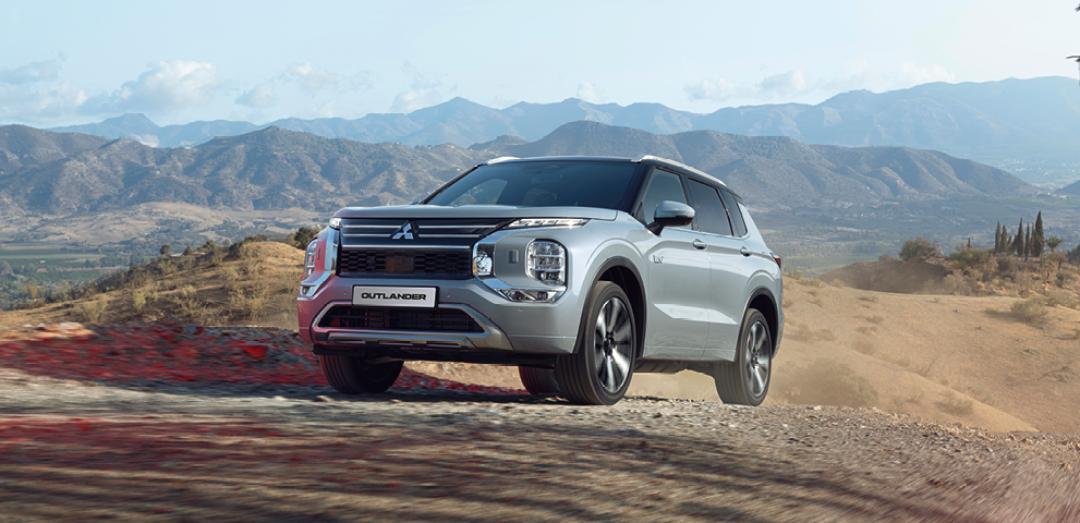 fahrender Outlander in steinigem Gelände