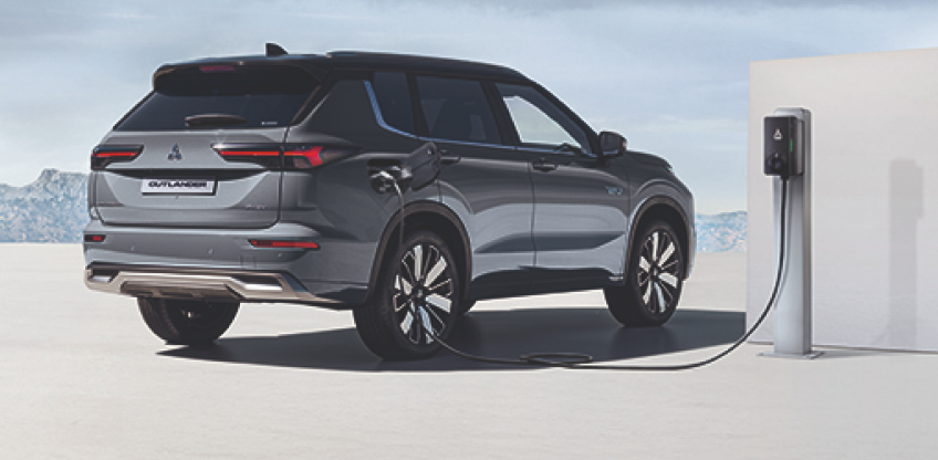 Outlander mit Ladekabel an Wallbox angeschlossen 