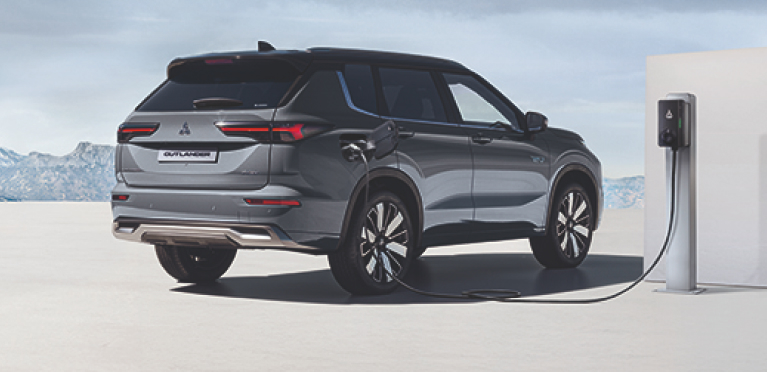 Outlander mit Ladekabel an Wallbox angeschlossen 