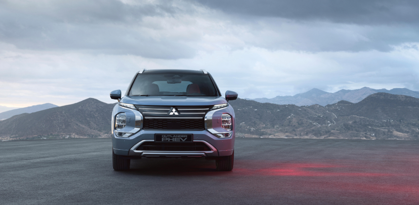 Frontalansicht des Mitsubishi Outlander vor Bergpanorama