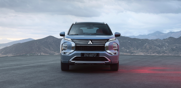 Frontalansicht des Mitsubishi Outlander vor Bergpanorama