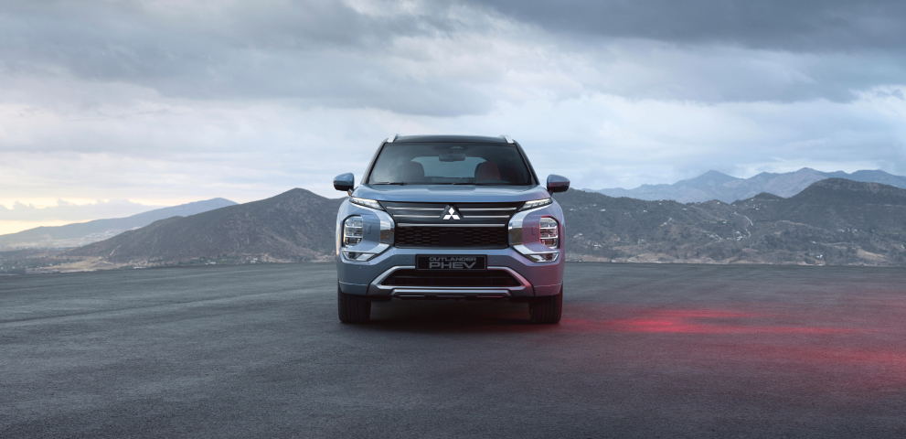 Frontalansicht des Mitsubishi Outlander vor Bergpanorama