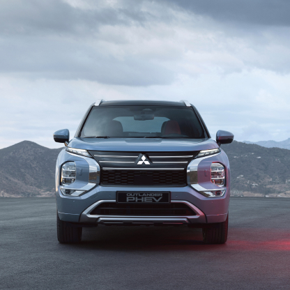 Frontalansicht des Mitsubishi Outlander vor Bergpanorama 