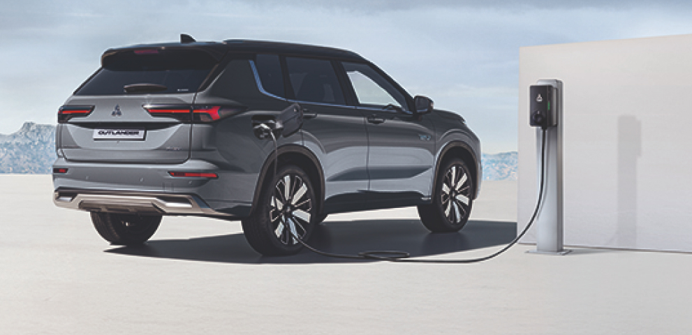 Outlander mit Ladekabel an Wallbox angeschlossen 