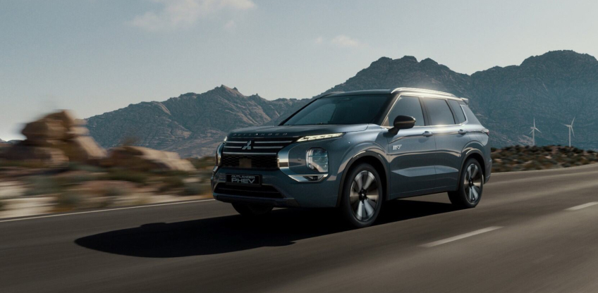 Mitsubishi Outlander f&auml;hrt auf Landstra&szlig;e 