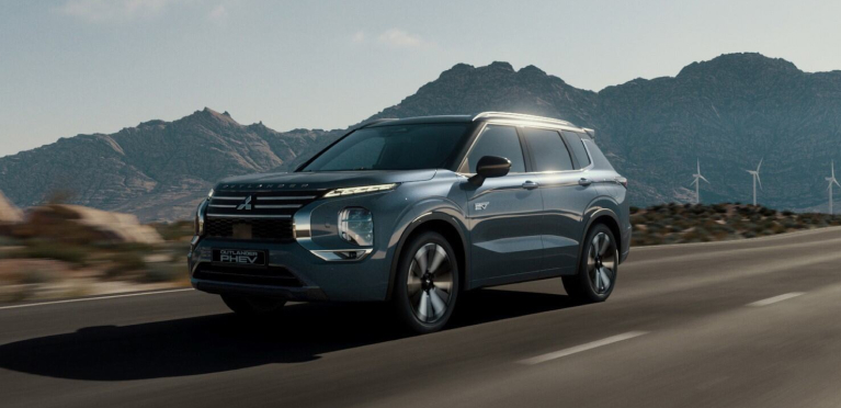 Mitsubishi Outlander f&auml;hrt auf Landstra&szlig;e 