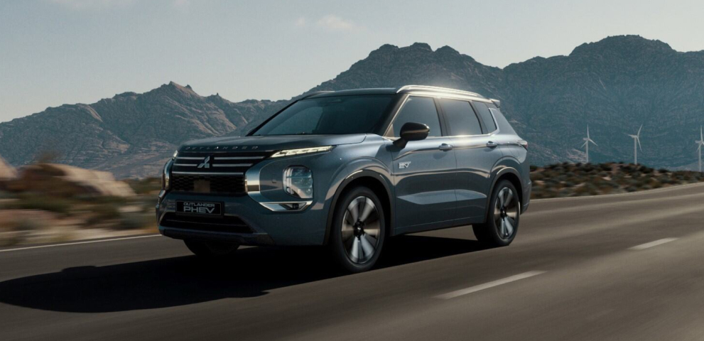 Mitsubishi Outlander f&auml;hrt auf Landstra&szlig;e 