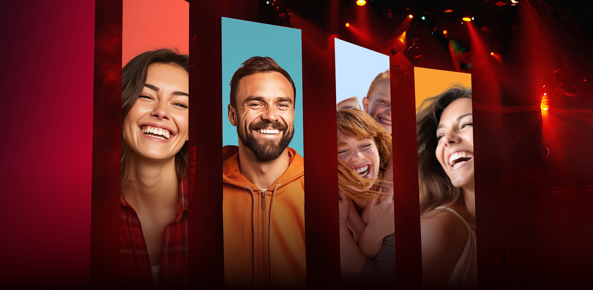 Eine Bühne mit Bannern auf denen lachende Menschen zu sehen sind