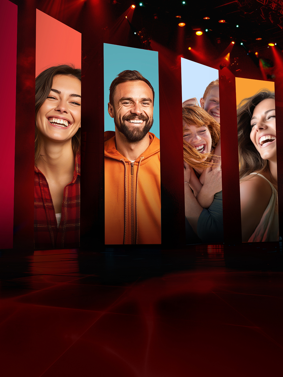 Eine Bühne mit Bannern auf denen lachende Menschen zu sehen sind