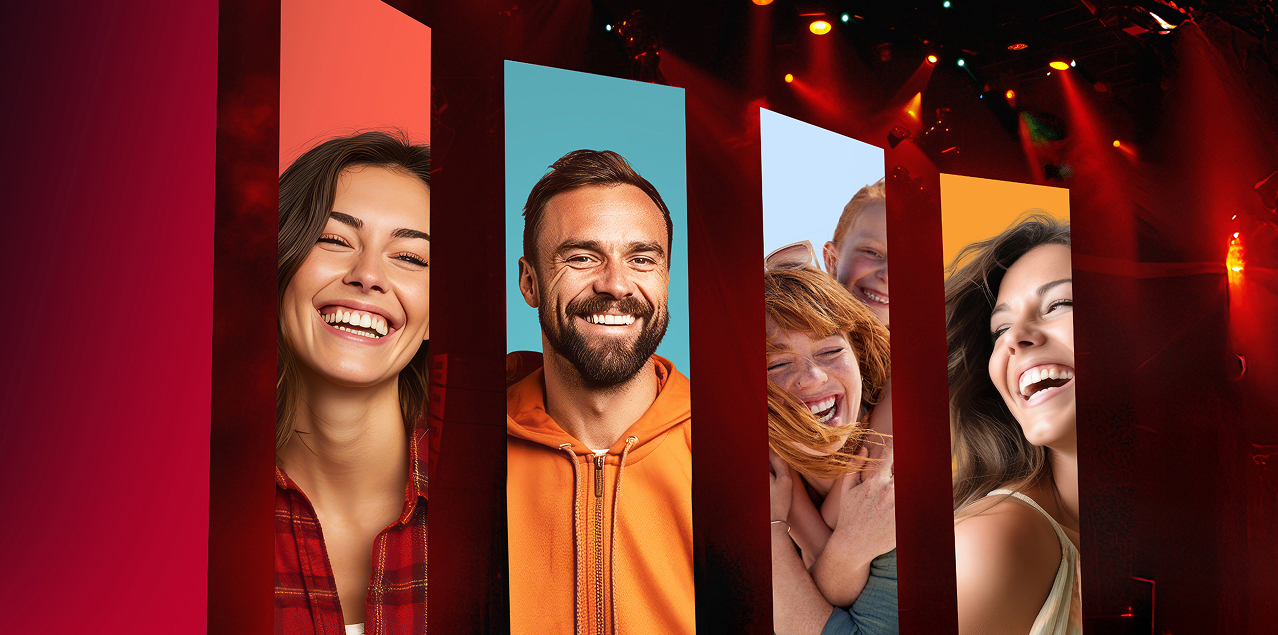 Eine Bühne mit Bannern auf denen lachende Menschen zu sehen sind