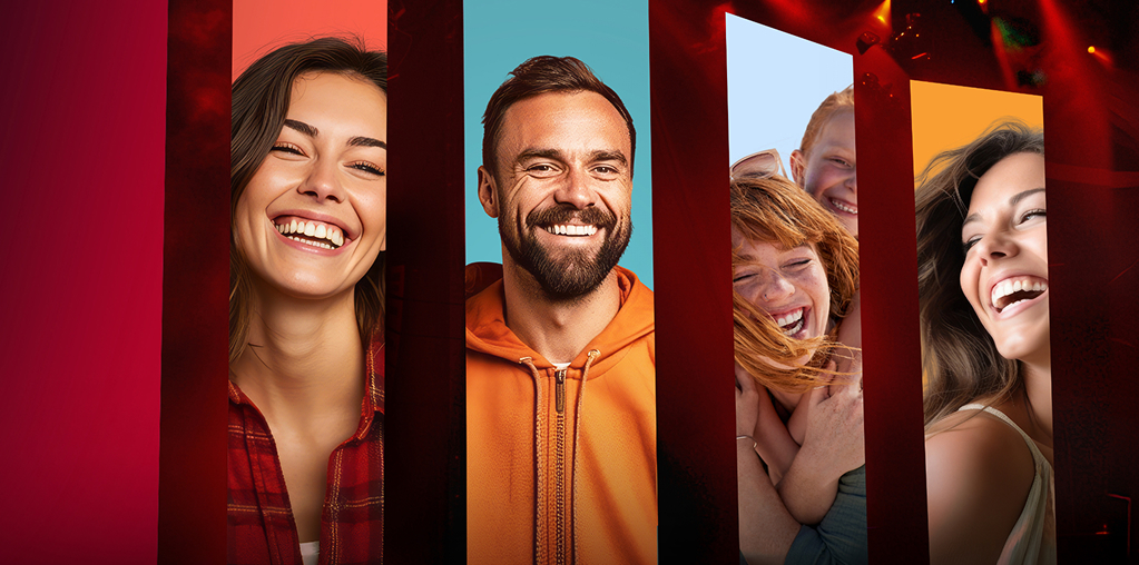 Eine Bühne mit Bannern auf denen lachende Menschen zu sehen sind