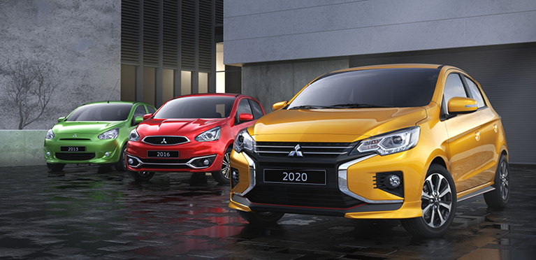 Drei Mitsubishi Space Star in Gr&uuml;n, Rot und Gelb stehen nebeneinander; ihre Kennzeichnungen zeigen die Jahre 2013, 2016 und 2020.