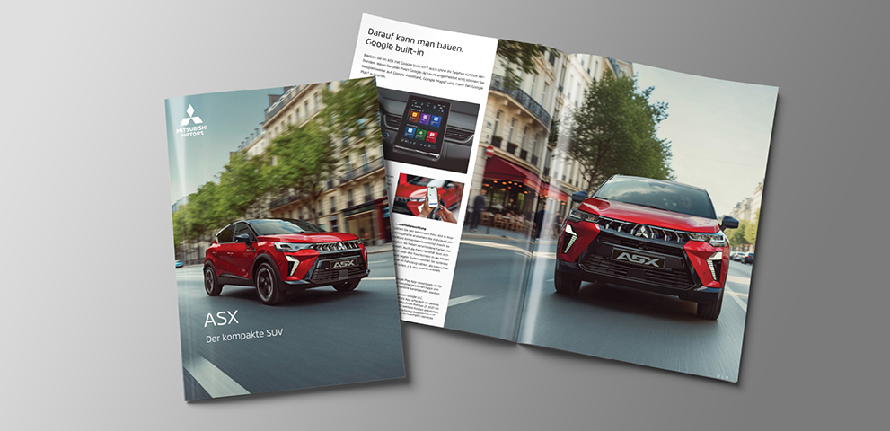 Auf grauem Hintergrund liegen eine geschlossene und eine aufgeschlagene Mitsubishi ASX Brosch&uuml;re; auf dem Cover ein roter Mitsubishi ASX auf einer Stadtstra&szlig;e mit B&auml;umen am Stra&szlig;enrand.