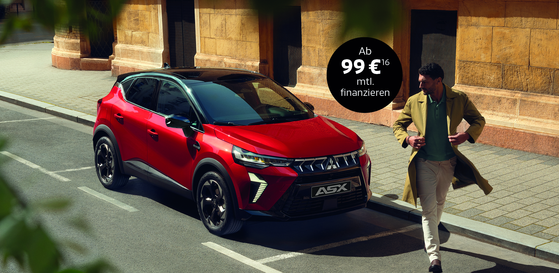 Roter Mitsubishi ASX Kompakt-SUV parkt auf einer sonnigen Stadtstra&szlig;e, Ein Mann &uuml;berquert vor dem Fahrzeug die Stra&szlig;e, Front- und Seitenansicht, daneben Hinweis auf Finanzierung ab 99 &euro; monatlich.
