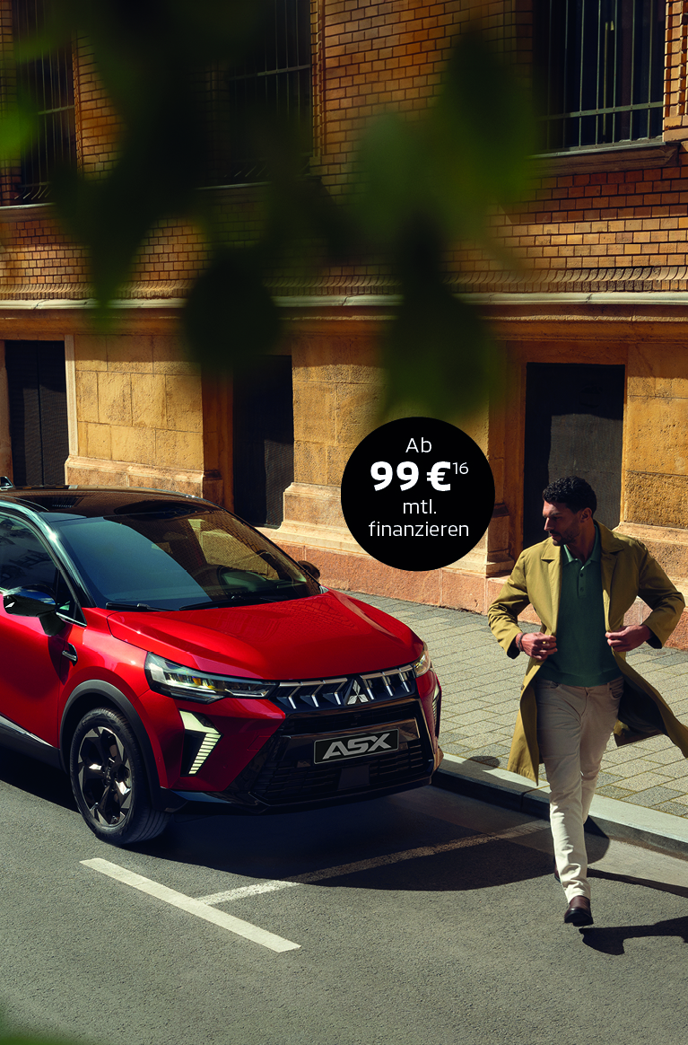 Roter Mitsubishi ASX Kompakt-SUV parkt auf einer sonnigen Stadtstra&szlig;e, Ein Mann &uuml;berquert vor dem Fahrzeug die Stra&szlig;e, Front- und Seitenansicht, daneben Hinweis auf Finanzierung ab 99 &euro; monatlich.