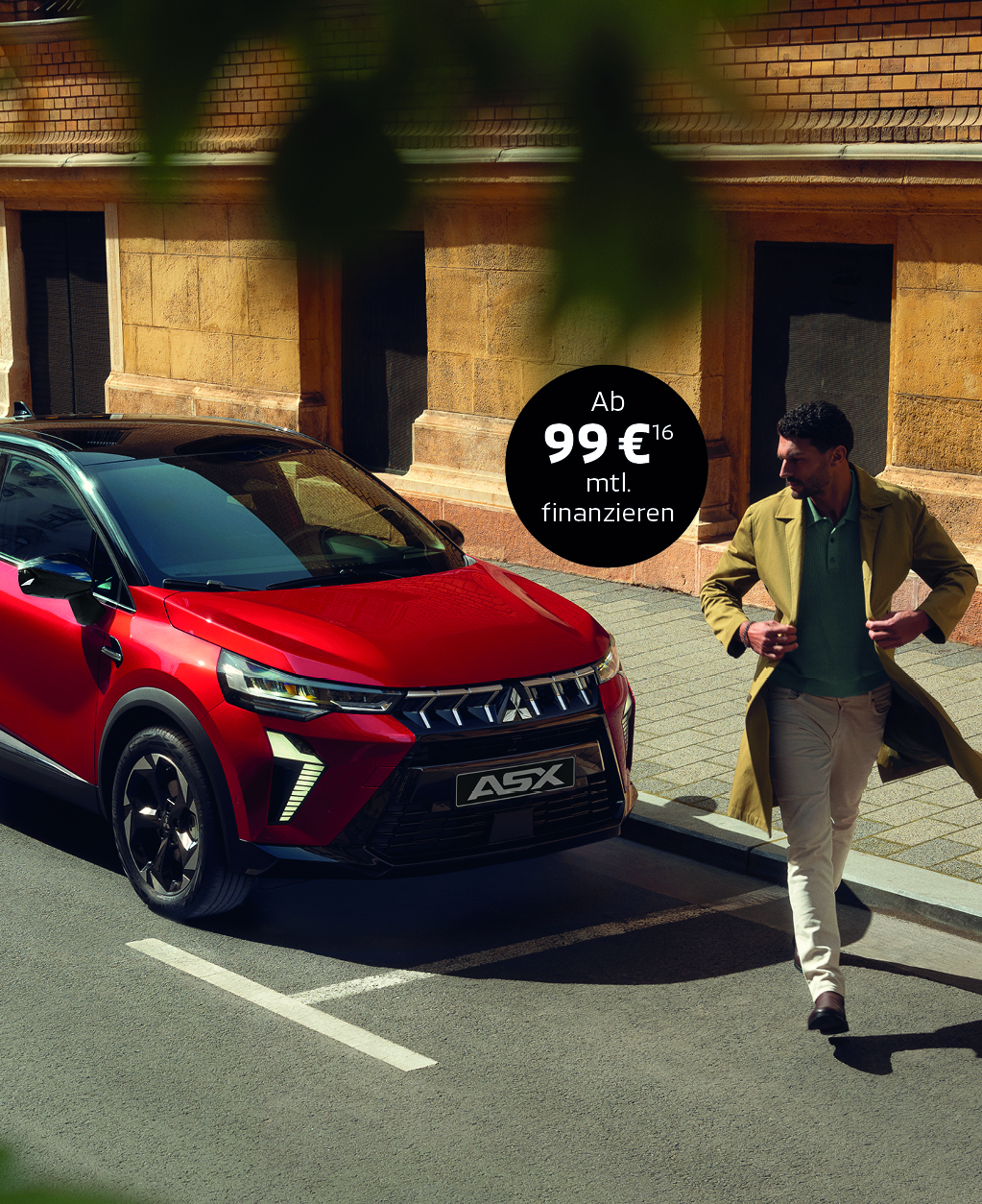 Roter Mitsubishi ASX Kompakt-SUV parkt auf einer sonnigen Stadtstra&szlig;e, Ein Mann &uuml;berquert vor dem Fahrzeug die Stra&szlig;e, Front- und Seitenansicht, daneben Hinweis auf Finanzierung ab 99 &euro; monatlich.