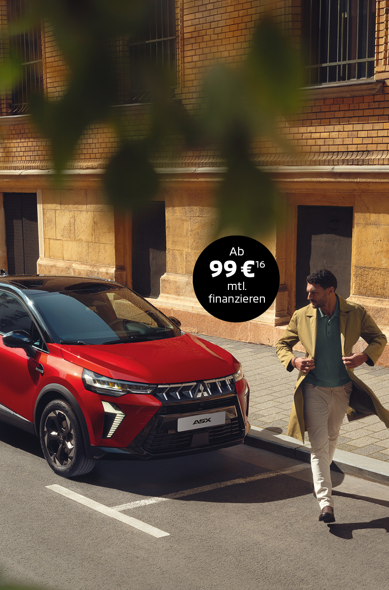 Ein Mann entfernt sich laufend von einem in der Stadt geparkten ASX.