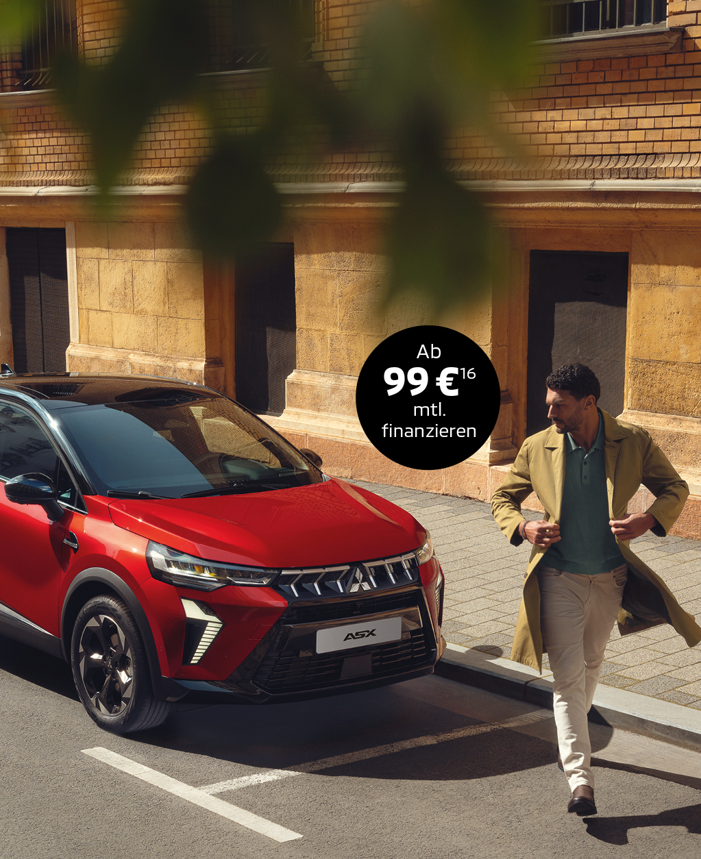 Ein Mann entfernt sich laufend von einem in der Stadt geparkten ASX.