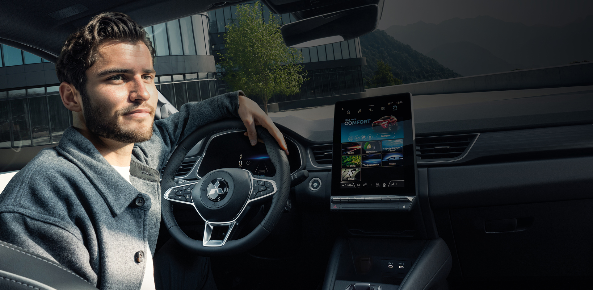 Mann sitzt im ASX, Blick auf das moderne Interieur mit Lederlenkrad und gro&szlig;em, hochformatigen Touchscreen.