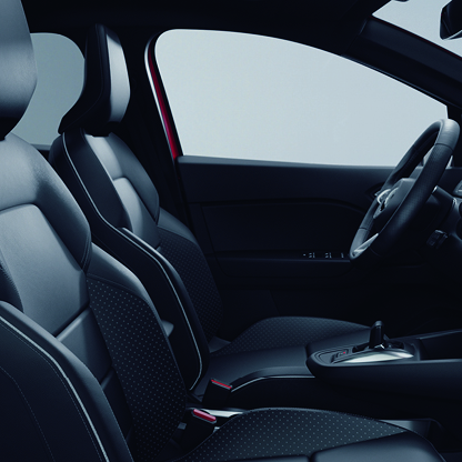Nahaufnahme der Vordersitze im Mitsubishi ASX mit Fokus auf den elektrisch einstellbaren Fahrersitz und integrierter Lendenwirbelst&uuml;tz, modernes schwarzes Polsterdesign, Schalthebel und Mittelkonsole.