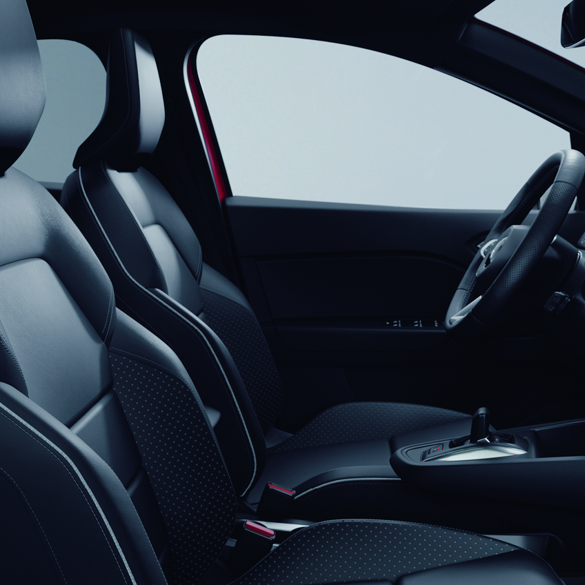 Nahaufnahme der Vordersitze im Mitsubishi ASX mit Fokus auf den elektrisch einstellbaren Fahrersitz und integrierter Lendenwirbelst&uuml;tz, modernes schwarzes Polsterdesign, Schalthebel und Mittelkonsole.
