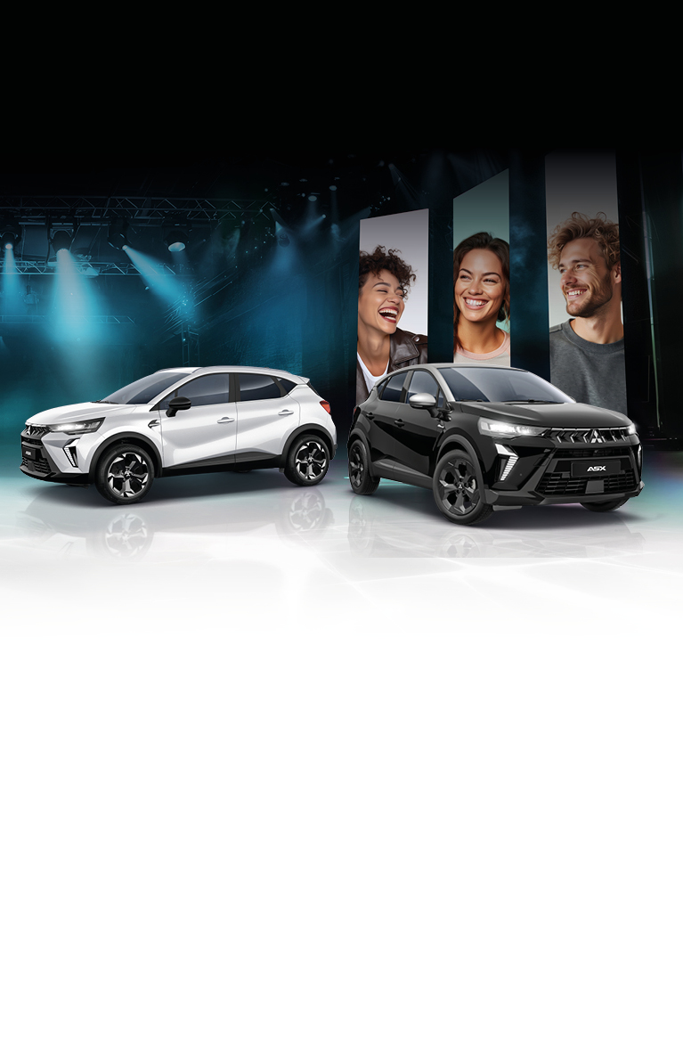 ASX Sondermodell Select und ASX Sondermodell Black Der Mitsubishi ASX Select in Weiß und ASX Black in Schwarz auf einer Bühne mit Lichtinstallation, daneben große Porträtbilder im Hintergrund.