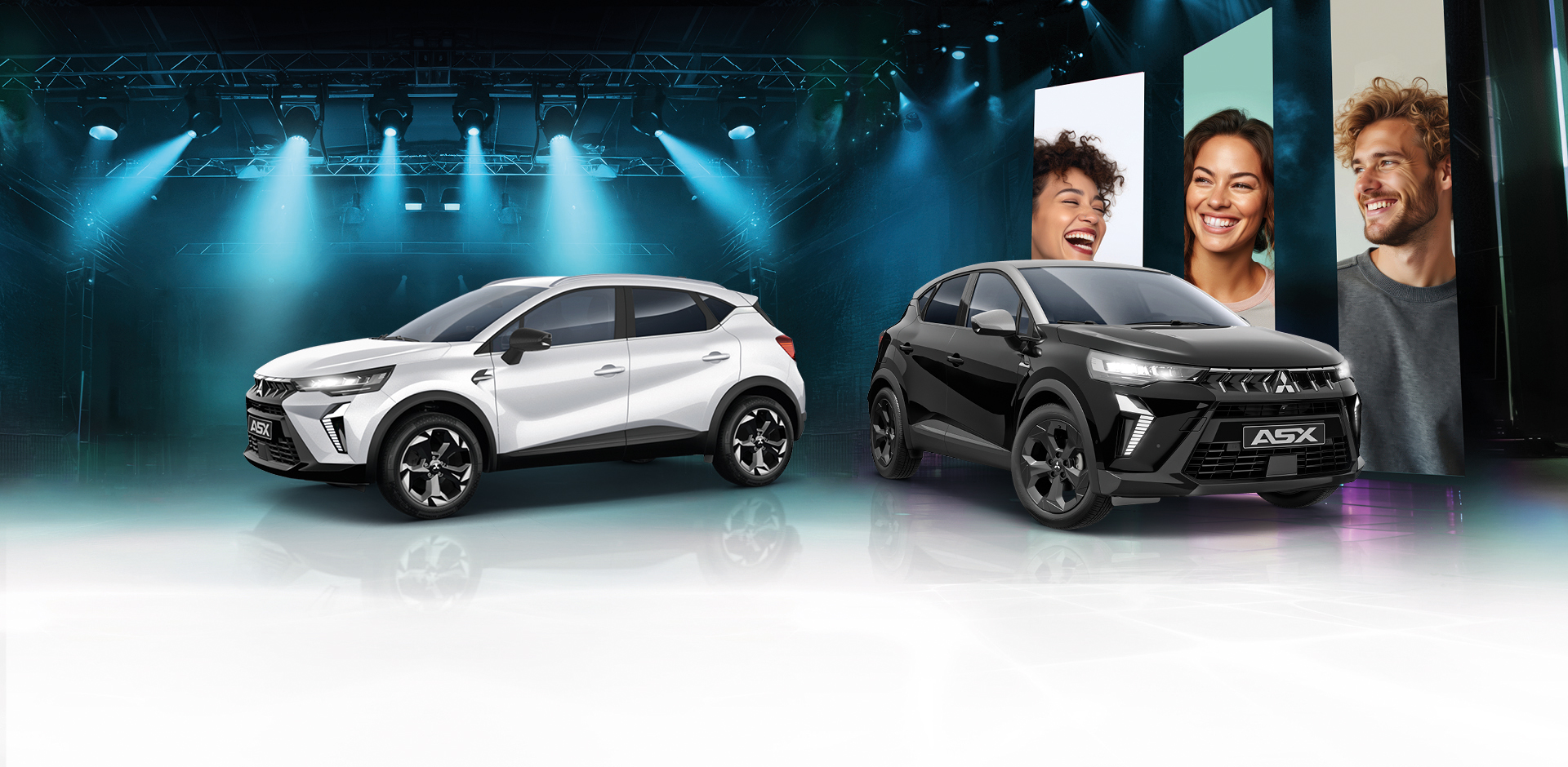 Zwei Mitsubishi ASX Sondermodelle, ein Black und ein Select Fahrzeug, vor einer B&uuml;hnenkulisse mit Scheinwerfern; im Hintergrund sind l&auml;chelnde Gesichter auf gro&szlig;en Displays zu sehen.