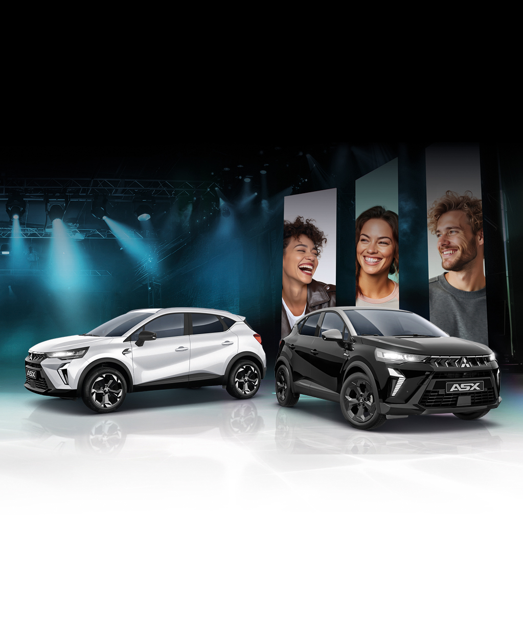 Zwei Mitsubishi ASX Sondermodelle, ein Black und ein Select Fahrzeug, vor einer B&uuml;hnenkulisse mit Scheinwerfern; im Hintergrund sind l&auml;chelnde Gesichter auf gro&szlig;en Displays zu sehen.