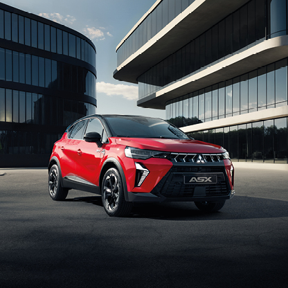 Ein roter Mitsubishi ASX steht vor modernen Geb&auml;uden.