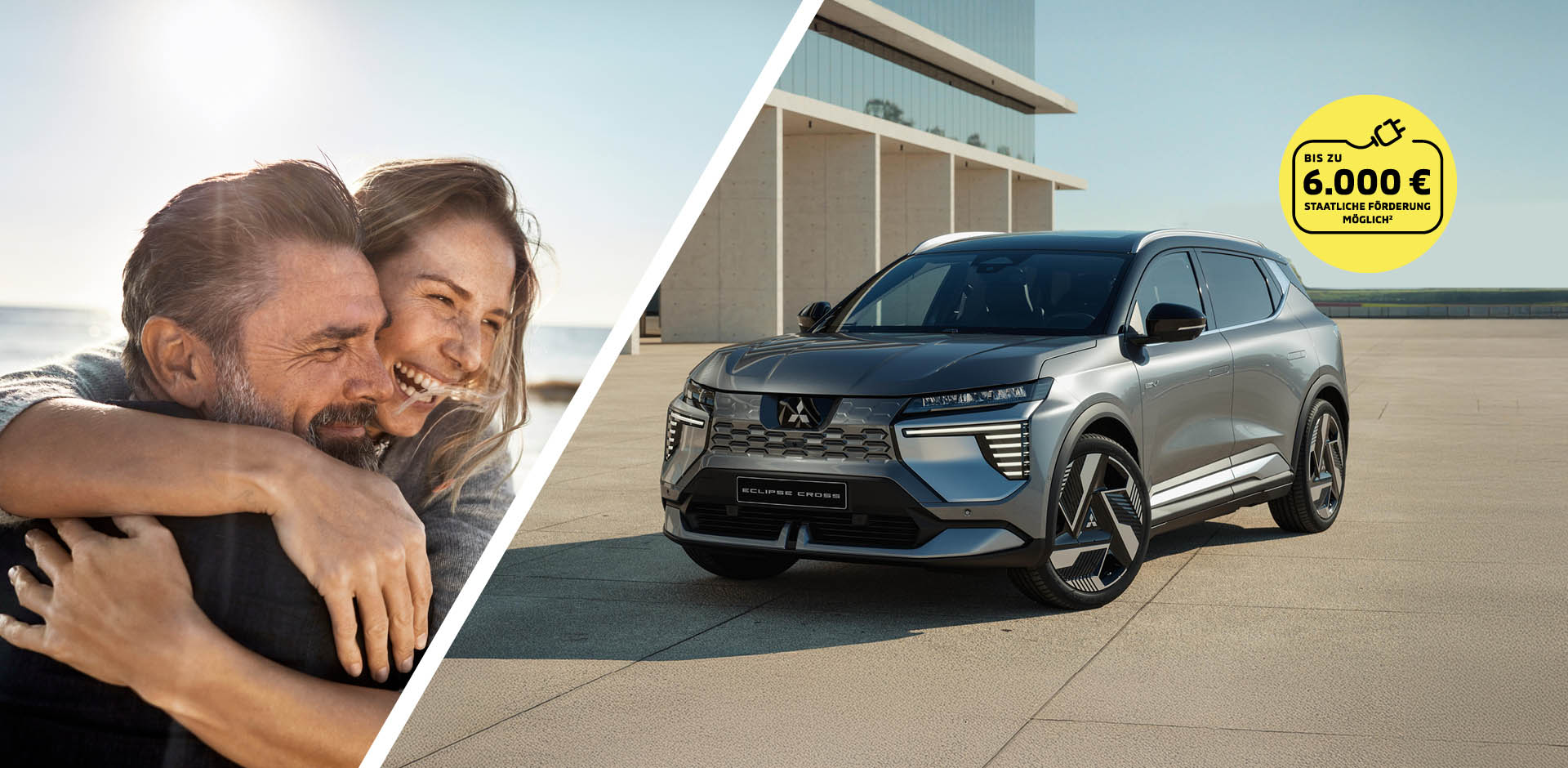 Geteiltes Motiv mit einem Paar, das sich umarmt, und einem grauen Mitsubishi Eclipse Cross vor moderner Architektur. Ein gelber Hinweis wirbt mit bis zu 6.000 &euro; staatlicher F&ouml;rderung.