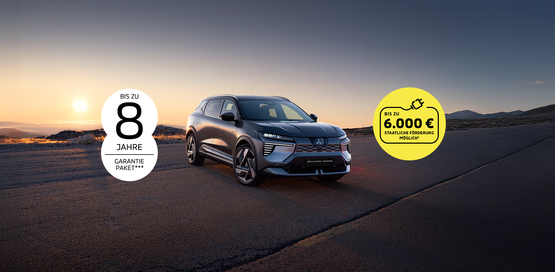 Neuer Mitsubishi Eclipse Cross SUV auf einer Landstra&szlig;e im Sonnenuntergang. Kreise mit Hinweisen auf bis zu 8 Jahre Garantie und bis zu 6.000 Euro staatliche F&ouml;rderung.