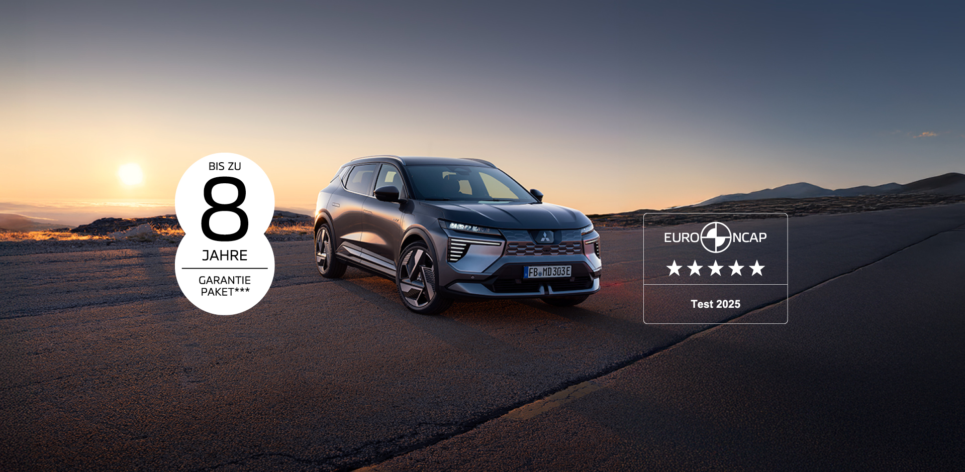 Der neue Mitsubishi Eclipse Cross steht auf der Stra&szlig;e, links das 8-Jahre-Garantie-Logo und rechts das 5-Sterne-Euro NCAP-Logo.