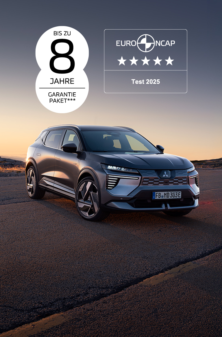 Der neue Mitsubishi Eclipse Cross steht auf der Stra&szlig;e, links das 8-Jahre-Garantie-Logo und rechts das 5-Sterne-Euro NCAP-Logo.