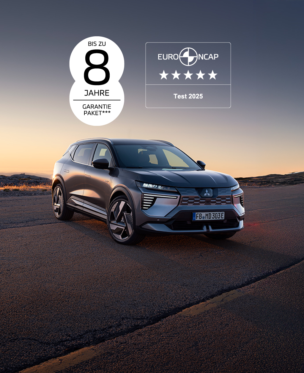 Der neue Mitsubishi Eclipse Cross steht auf der Stra&szlig;e, links das 8-Jahre-Garantie-Logo und rechts das 5-Sterne-Euro NCAP-Logo.