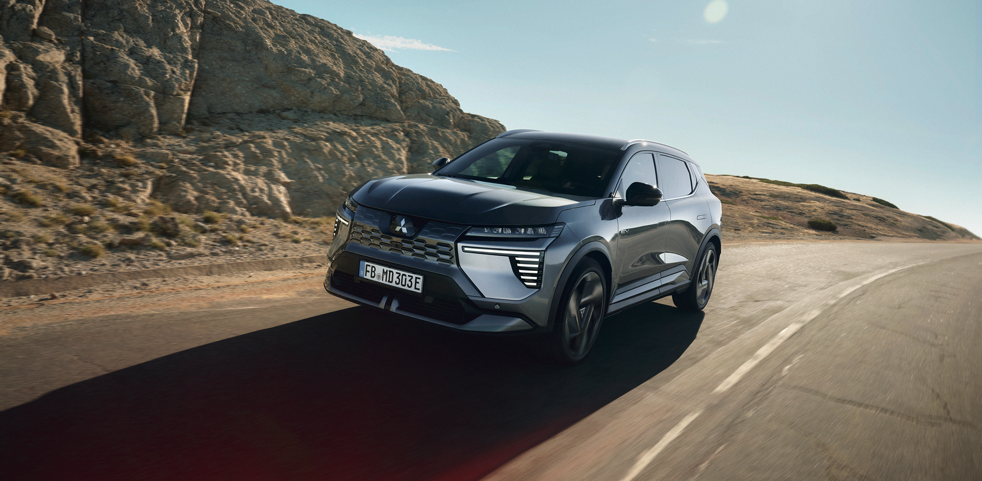 Fahrender Eclipse Cross auf ländlicher Straße