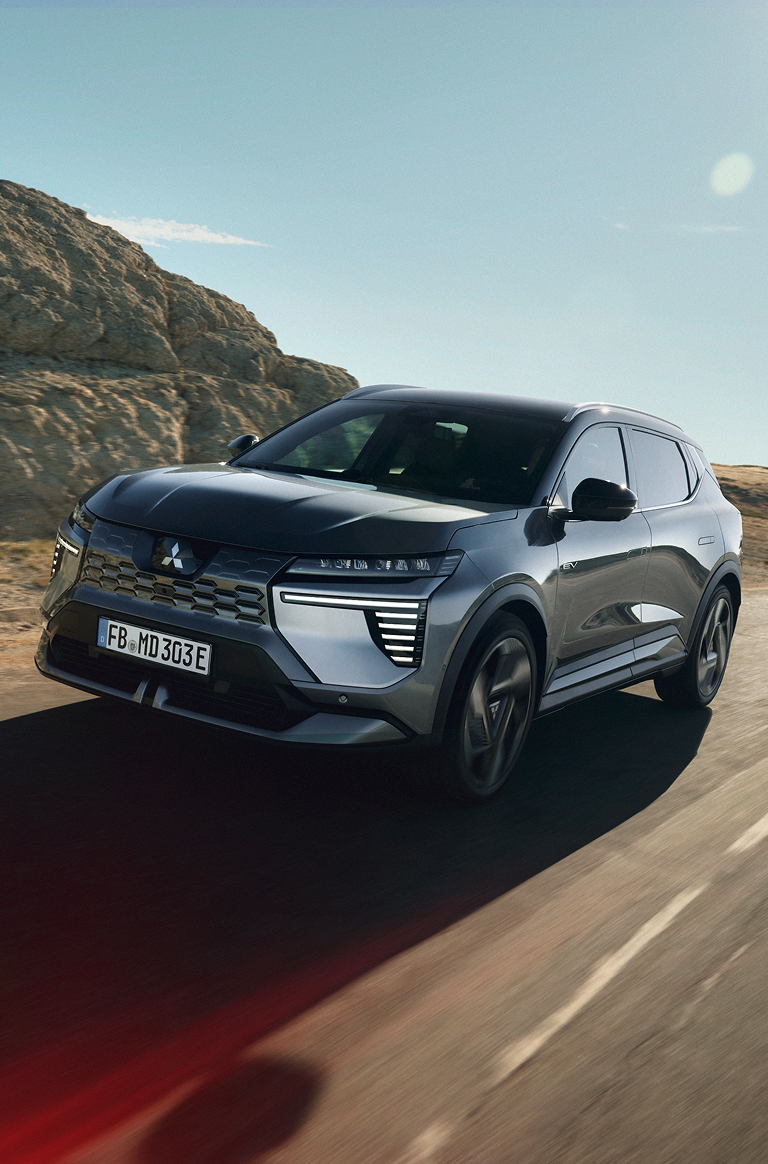 Fahrender Eclipse Cross auf ländlicher Straße