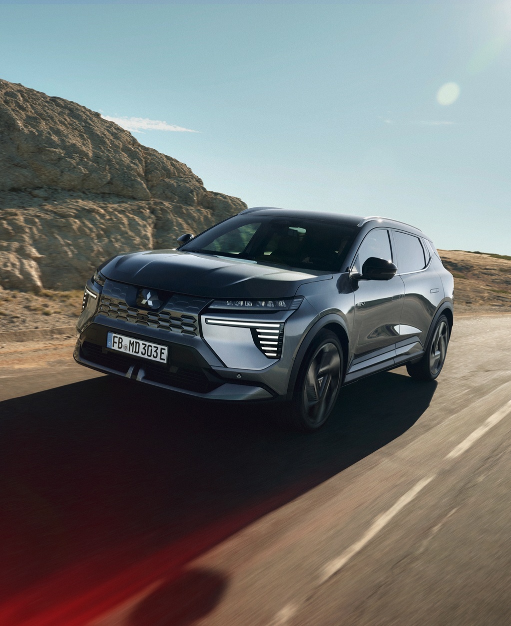 Fahrender Eclipse Cross auf ländlicher Straße