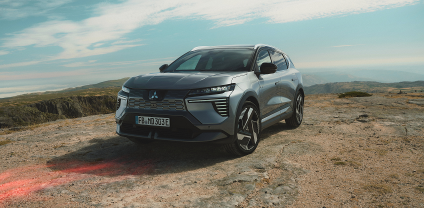 Modernes Design Parkender Eclipse Cross im Gelände