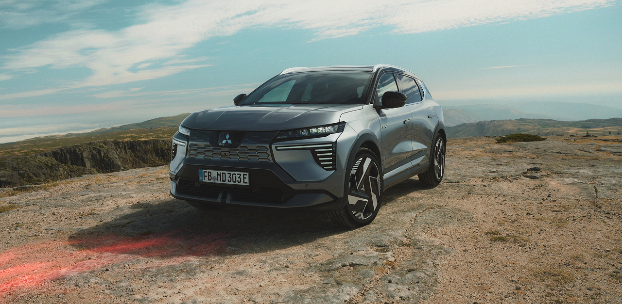 Parkender Eclipse Cross im Gelände