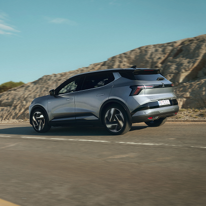 Sportliche Linien Seitenansicht des Eclipse Cross auf Landstraße