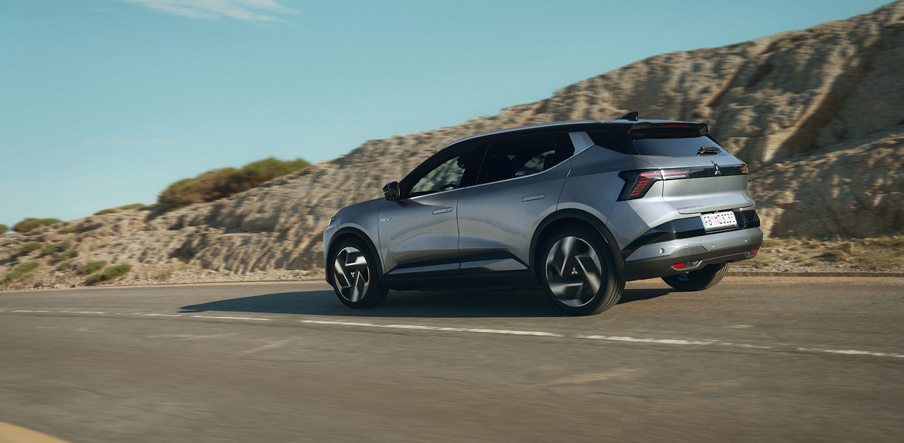 Seitenansicht des Eclipse Cross auf Landstraße