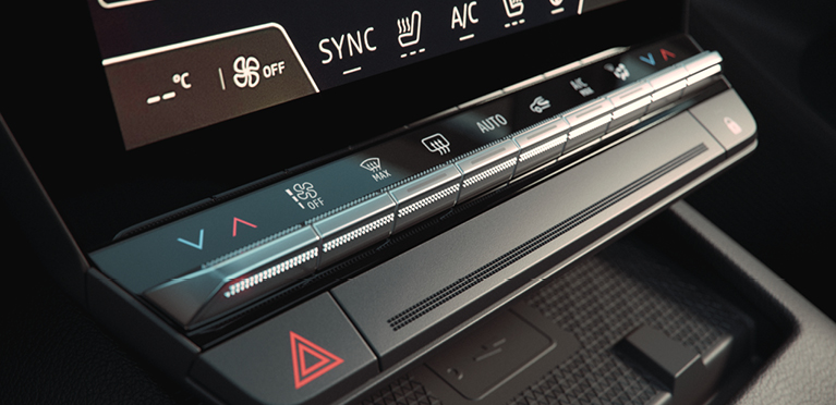 Detailansicht der Bedienelemente eines Mitsubishi Eclipse Cross f&uuml;r unter anderem Klimaanlage, Sitzheizung und Temperaturregelung.