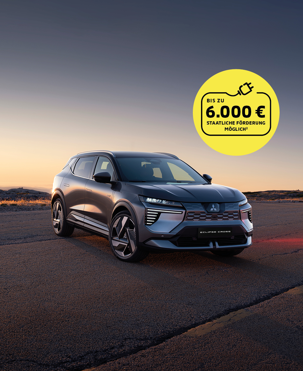 Neuer Mitsubishi Eclipse Cross auf asphaltierter Stra&szlig;e im Sonnenuntergang. Gelber Kreis mit Hinweis auf staatliche F&ouml;rderung bis zu 6.000 Euro.