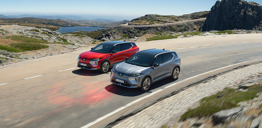 Zwei Mitsubishi Eclipse Cross fahren eine Küstenstraße entlang.